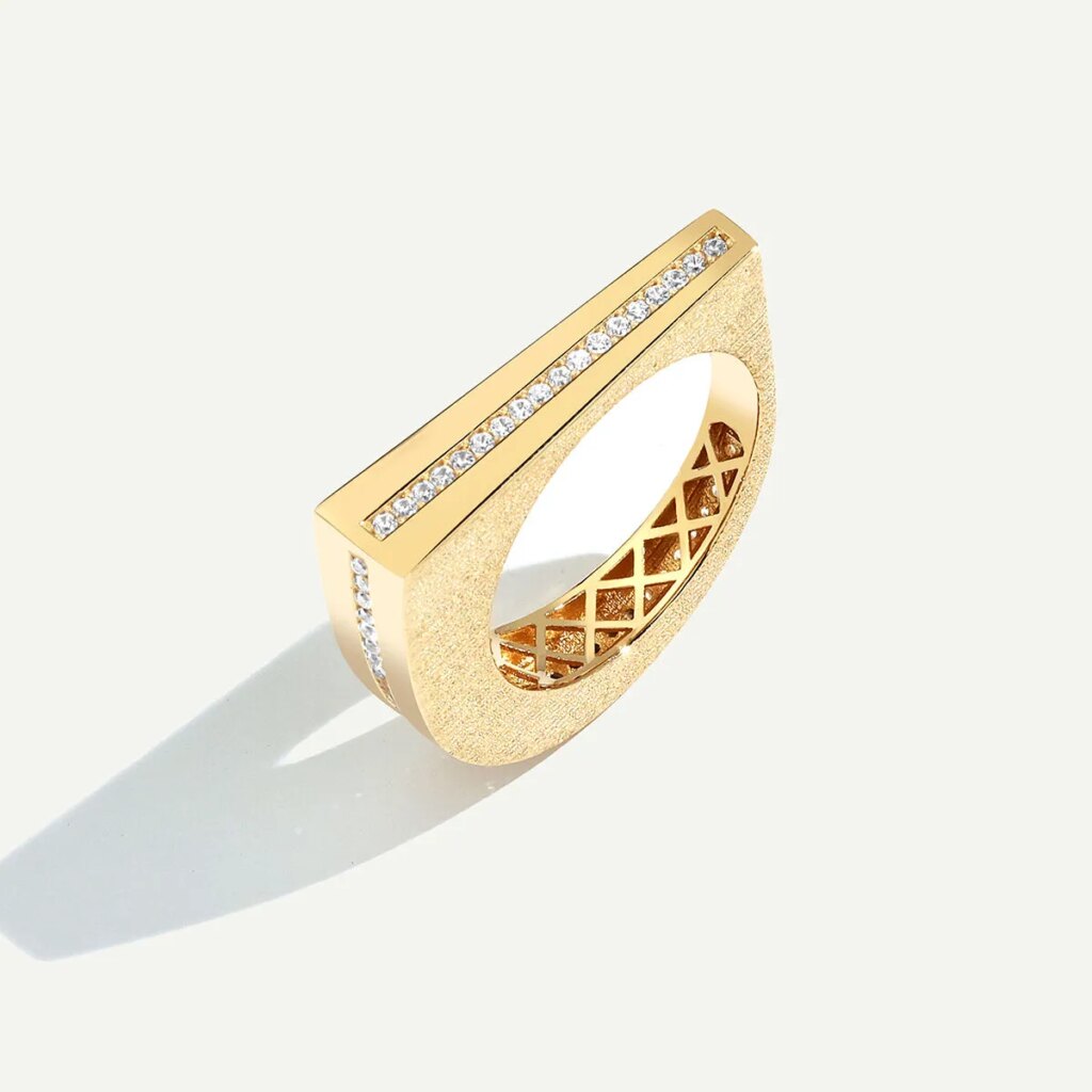 14 Ayar Altın Fırçalı Yüzeyli Taşlı Yüzük