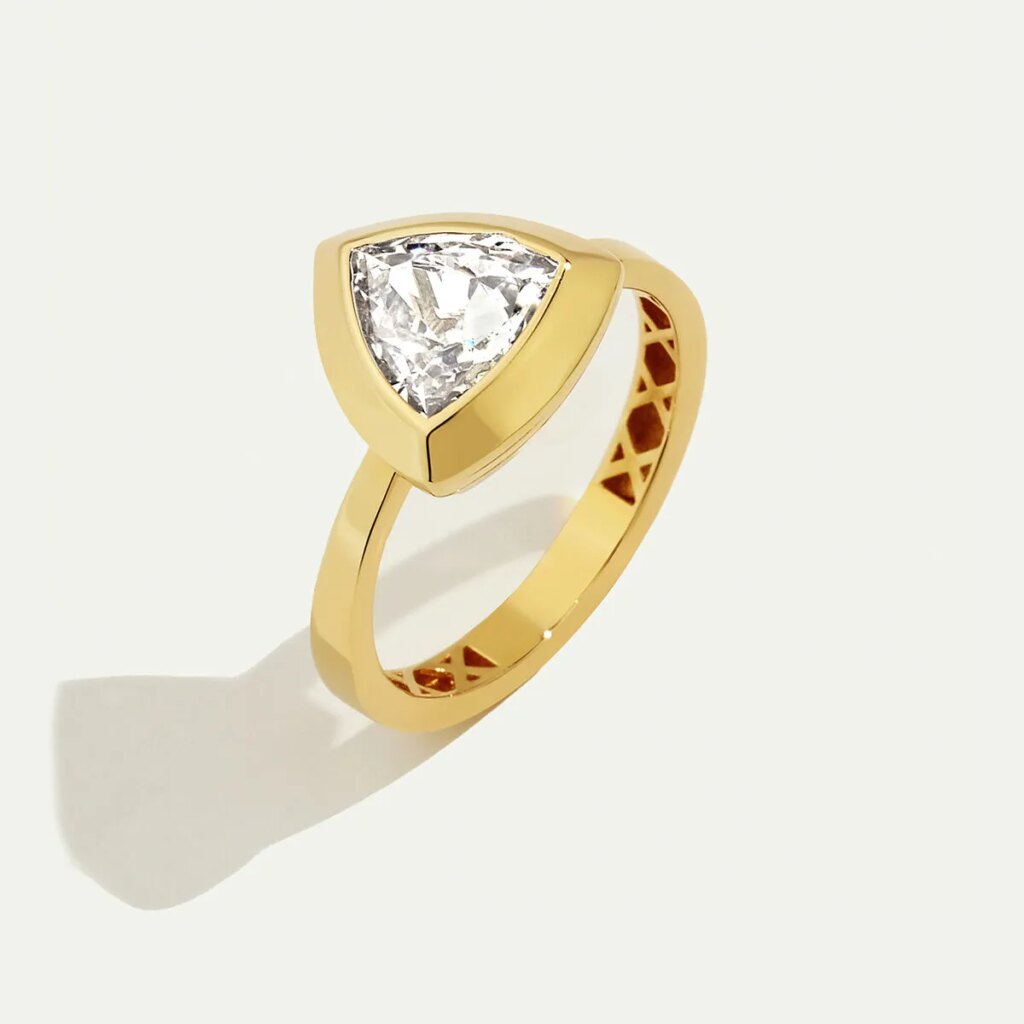 14 Ayar Altın Üçgen Taşlı Yüzük